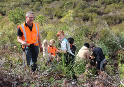 Brendan Slui Managing Director Rayonier Matariki Forests With Opoutere School Children